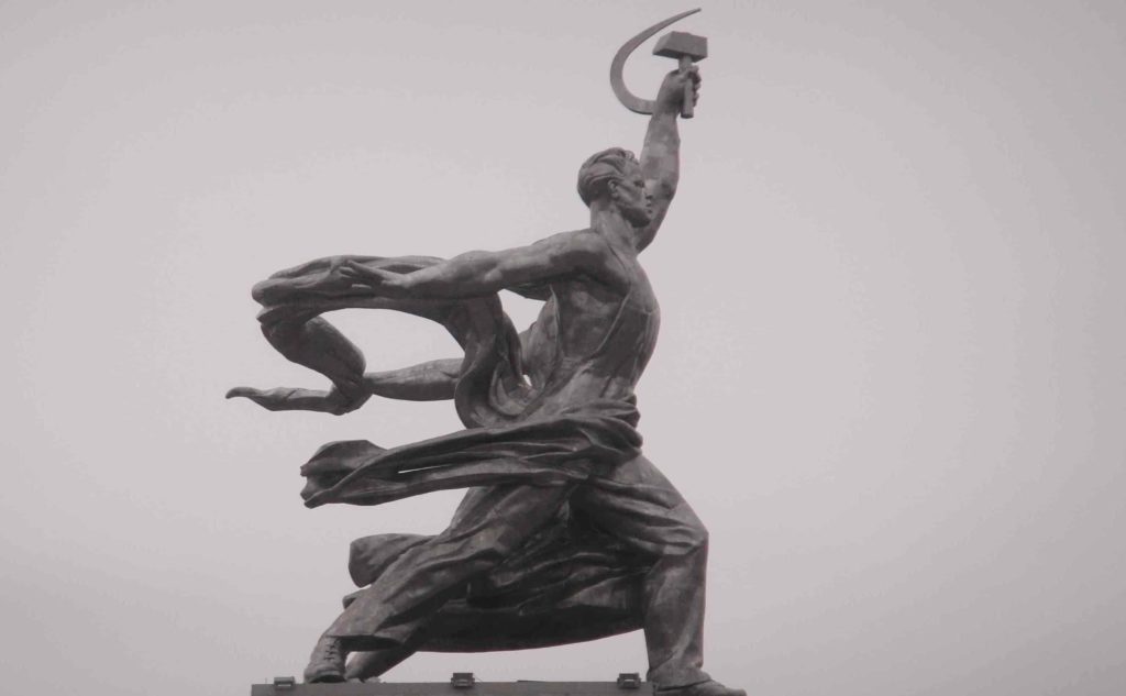 Sie sind eine Ikone der Sowjetunion, eine Art sowjetische Freiheitsstatue: Die mit Hammer und Sichel in Richtung einer leuchtenden, wunderbaren Zukunft tanzenden Titanen Arbeiter und Kolchosbäuerin. Die Figurengruppe krönte den sowjeti Pavillon auf der Weltausstellung in Paris 1937, mit dem die junge Sowjetunion ihren Platz unter den Industrienationen beanspruchte. Die rund 24 Meter hohe Statue von Wera Muchina und Boris Iofan symbolisierte den Zusammenschluss von Arbeiter- und Bauernschaft und sollte selbstbewusst Fortschritt und Errungenschaften des ersten sozialistischen Staates ausdrücken. 1937, 20 Jahre nach der Oktoberrevolution, verkörperten die jugendlichen Gestalten des Arbeiters und der Kolchosbäuerin die idealtypischen „Kinder des Oktobers“: Sie waren Angehörige der sehnsüchtig erwarteten „ersten sowjetisc Generation“.1 Das Paar, das seit 1939 in Moskau steht, erschien auf Briefmarken, Plakaten und Postkarten und dient seit 1947 Erkennungszeichen des staatlichen Kinoproduzenten Mosfilm. Als Schlüsselwerk des Sozialistischen Realismus wurde die Monumentalstatue Vorlage für Parodien und visuelles Klischee für die Werbung.